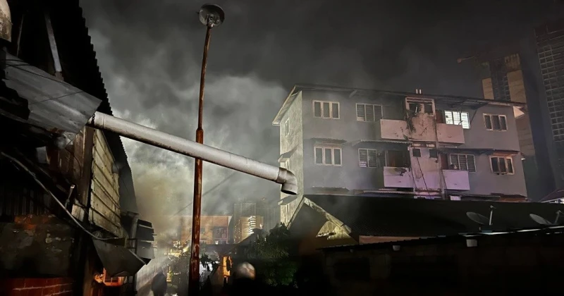 事隔一年又火災　克拉末巴剎半數店鋪被燒毀