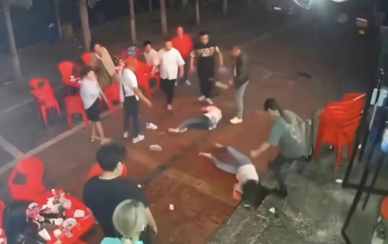 女性拒絕性騷擾遭一群壯男圍毆　視頻瘋傳引發眾怒