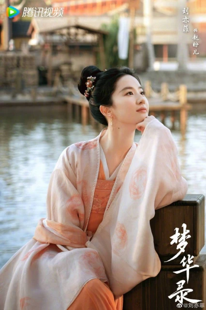 劉亦菲酒吧吃瓜子　驚現雙下巴被嘲「神仙崩壞」