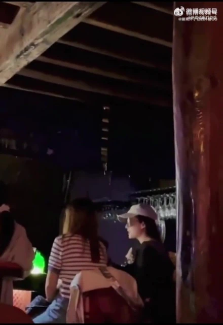 劉亦菲酒吧吃瓜子　驚現雙下巴被嘲「神仙崩壞」