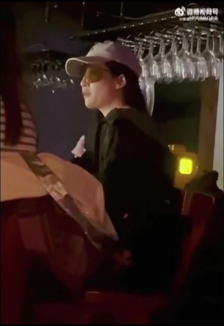 劉亦菲酒吧吃瓜子　驚現雙下巴被嘲「神仙崩壞」