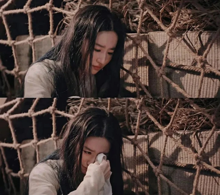 劉亦菲酒吧吃瓜子　驚現雙下巴被嘲「神仙崩壞」