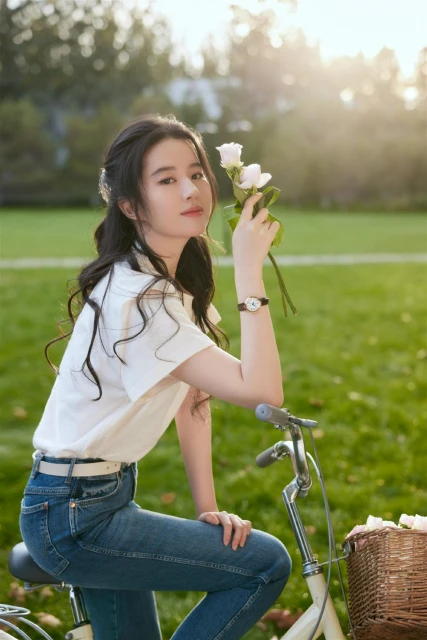 劉亦菲酒吧吃瓜子　驚現雙下巴被嘲「神仙崩壞」