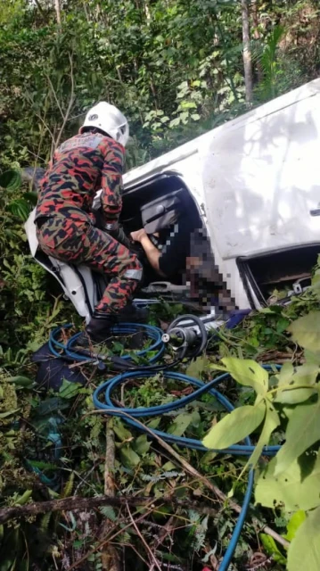 皮卡失控衝進30米深谷  1人拋出車外當場身亡