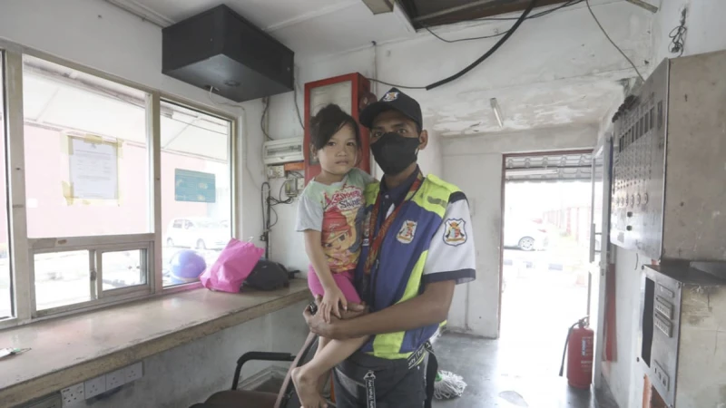 馬國三歲女孩隨保安父值班 桌子當床睡不哭鬧