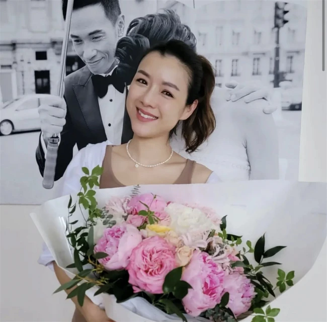 陳豪拍戲缺席結婚9周年紀念　陳茵媺貼心不打擾對「替身」送吻