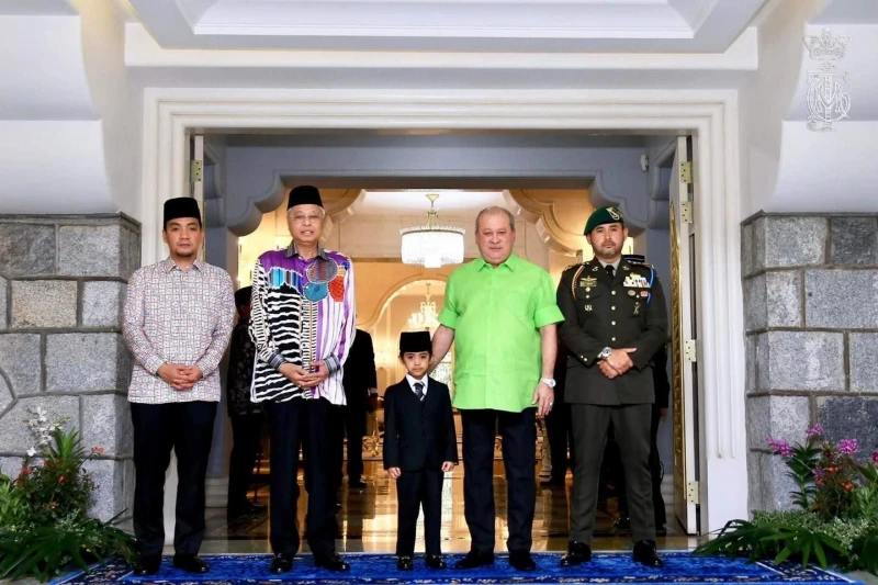 首相覲見柔蘇丹　陛下長孫陪同在側乖巧吸睛