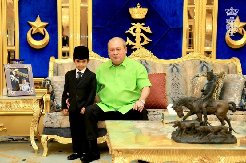 首相覲見柔蘇丹　陛下長孫陪同在側乖巧吸睛