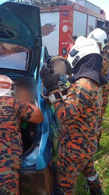 兩輛國產車相撞 2人受傷入院