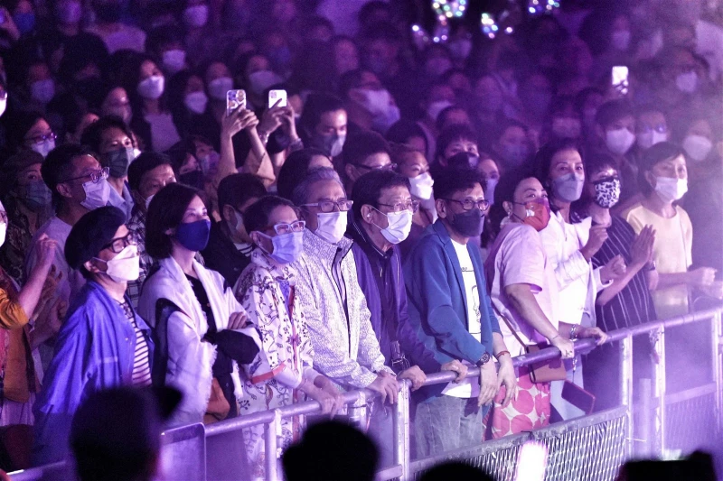 現身鄭欣宜演唱會　鄭少秋豎起拇指贊好全場起鬨！