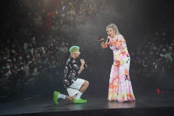 現身鄭欣宜演唱會　鄭少秋豎起拇指贊好全場起鬨！