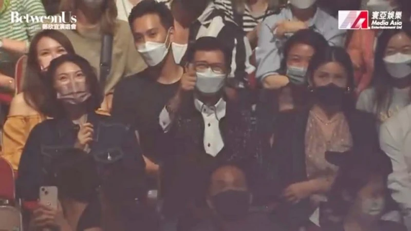現身鄭欣宜演唱會　鄭少秋豎起拇指贊好全場起鬨！
