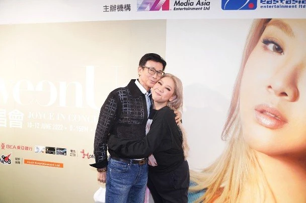 現身鄭欣宜演唱會　鄭少秋豎起拇指贊好全場起鬨！