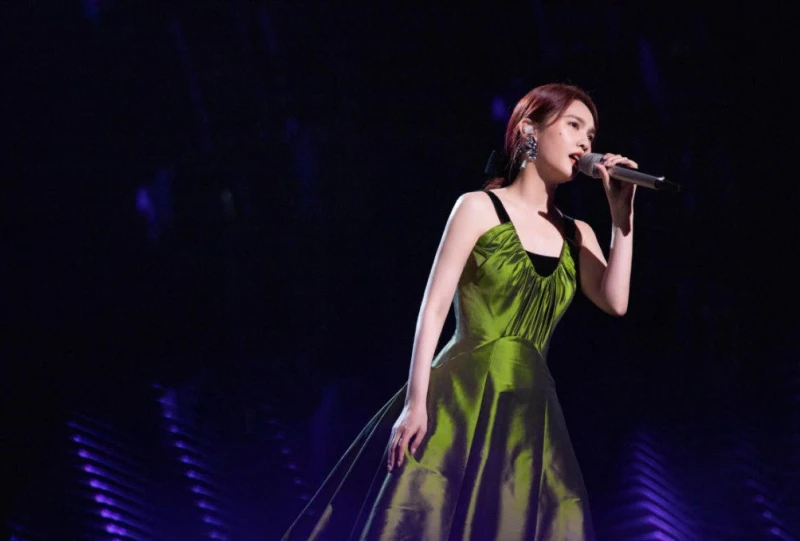 李榮浩隔空挺愛妻　自稱「楊丞琳男孩」甜翻網民