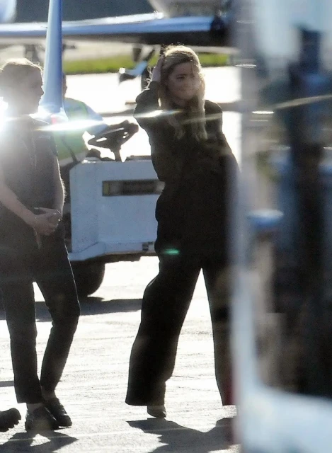 安珀赫德被拍搭私人飛機　網酸：不是沒錢嗎？