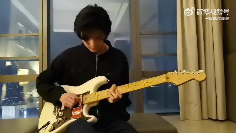 魔童電吉他彈奏《海闊天空》致敬黃家駒　網封「霆鋒2.0」