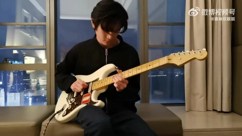 魔童電吉他彈奏《海闊天空》致敬黃家駒　網封「霆鋒2.0」