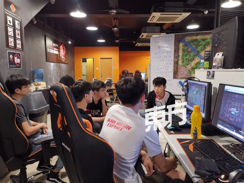 二度帶隊出戰東運會終躋身三甲　劉嘉誠：電競是戰略不是遊戲