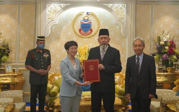 中國駐亞庇總領事黃世芳到任拜會 沙巴州元首敦朱哈·馬希魯丁