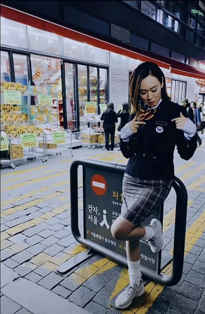 43歲楊思琦校服裝扮拍片　網贊：有學生的味道