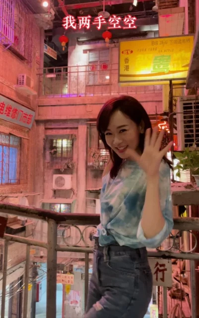 43歲楊思琦校服裝扮拍片　網贊：有學生的味道