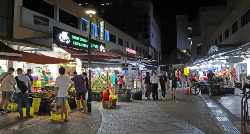 獅城水果攤促銷吸客　貓山王一個5新元