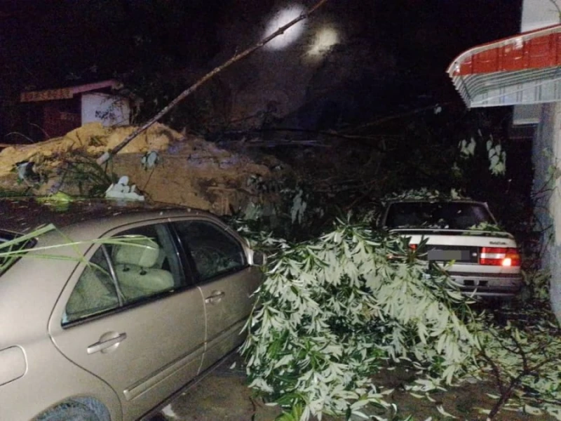 鄧普勒森都城土崩　波及1變電站2轎車