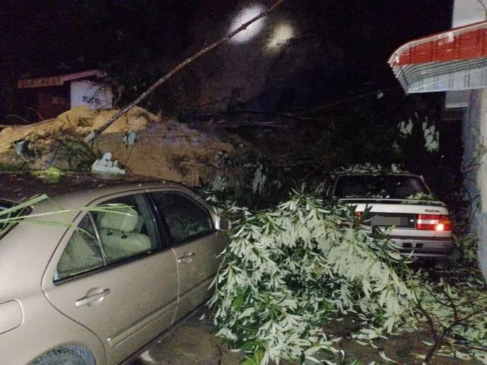 鄧普勒森都城土崩　波及1變電站2轎車