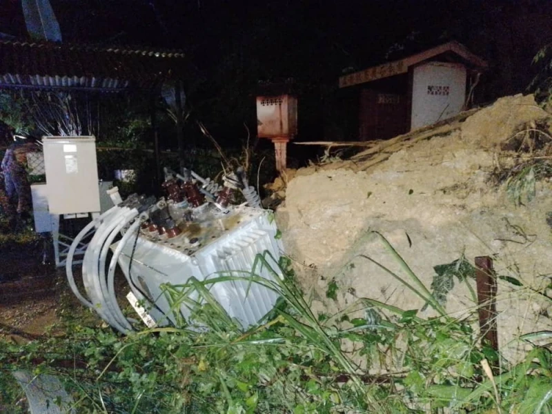 鄧普勒森都城土崩　波及1變電站2轎車