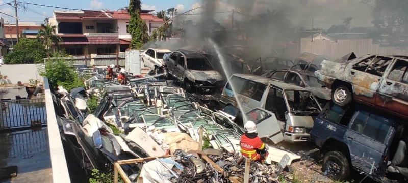 120輛報廢車遭火吞噬　怡保市見滾滾黑煙