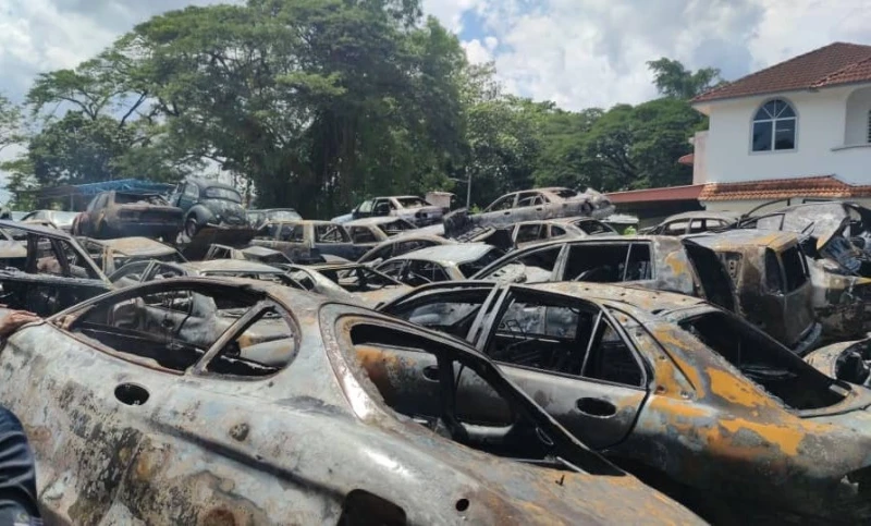 120輛報廢車遭火吞噬　怡保市見滾滾黑煙