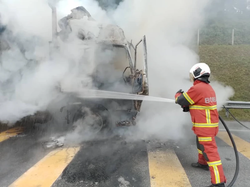 120輛報廢車遭火吞噬　怡保市見滾滾黑煙