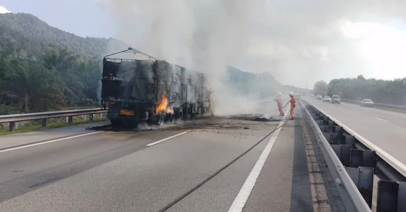 120輛報廢車遭火吞噬　怡保市見滾滾黑煙