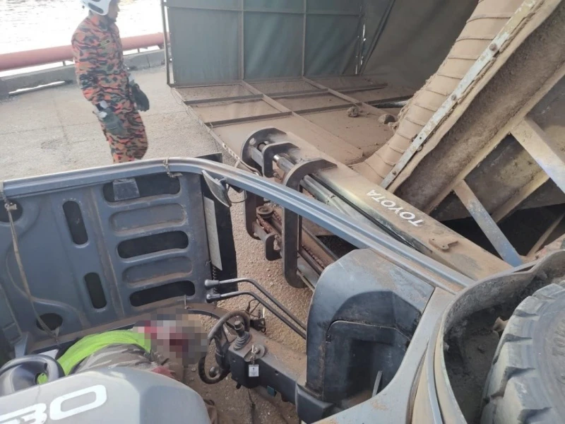 碼頭起重車失衡翻覆　友族男當場壓斃