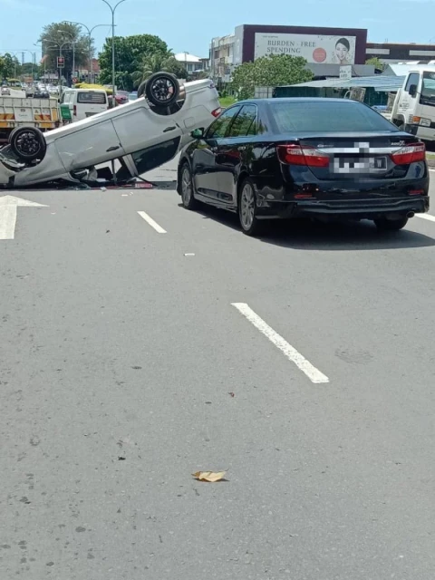 電線柱突倒下　轎車急剎翻覆