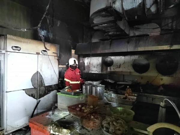 餐廳廚房失火 廚師手臉被灼傷