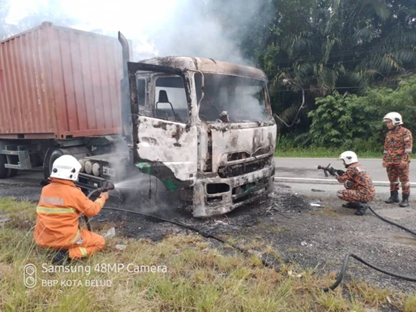 拖格羅厘起火燃燒 車頭燒成廢鐵