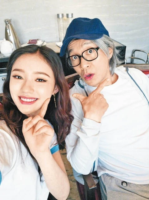 與周星馳聯繫從未間斷　林允備大禮賀恩師「登6」