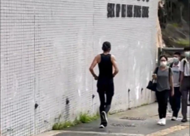 低調跑步仍散發巨星風采　67歲周潤發身材成焦點！