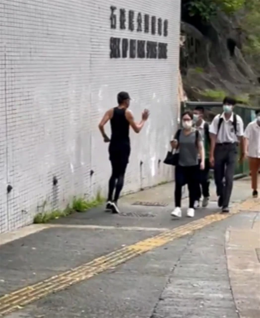 低調跑步仍散發巨星風采　67歲周潤發身材成焦點！