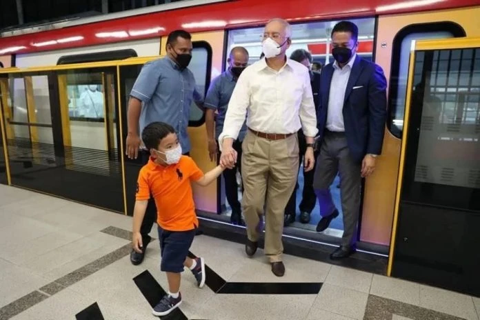 帶外孫試搭MRT2　納吉笑言外孫是「跟屁蟲」