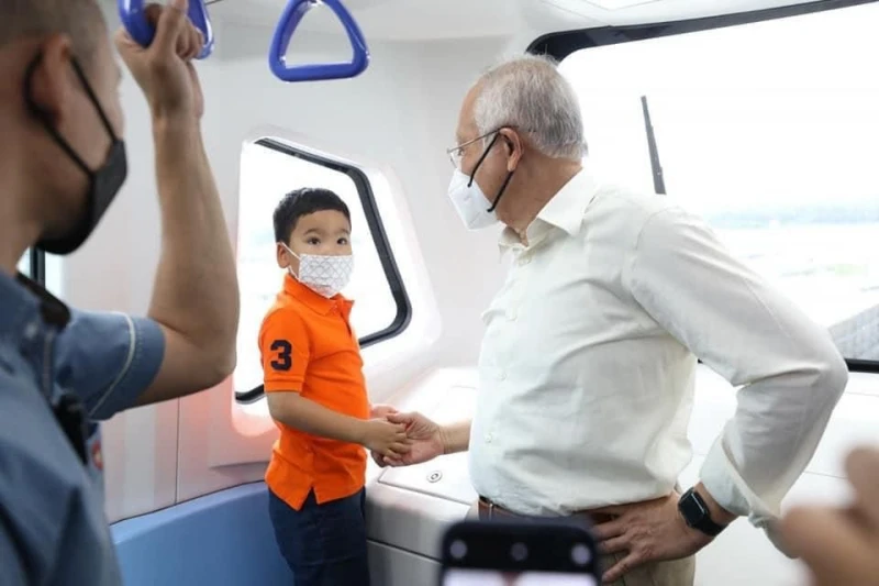 帶外孫試搭MRT2　納吉笑言外孫是「跟屁蟲」