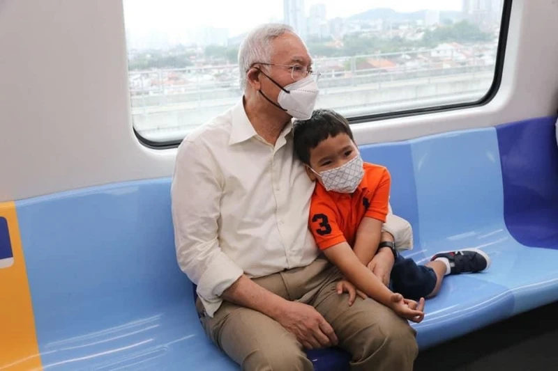 帶外孫試搭MRT2　納吉笑言外孫是「跟屁蟲」