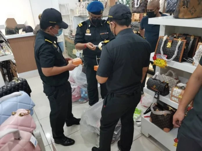 貿消部突擊行動 起值2.5萬贗品