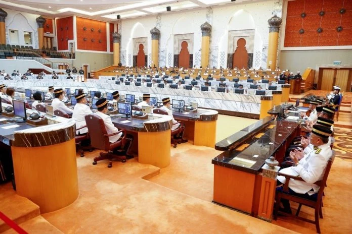 柔蘇丹諭令不得「曠工」　州議員不達標將被撤換