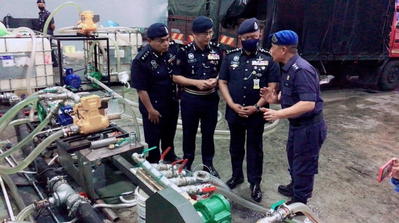 警突擊走私柴油倉庫　捕30人包括拿督級幕後主腦