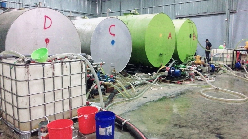 警突擊走私柴油倉庫　捕30人包括拿督級幕後主腦