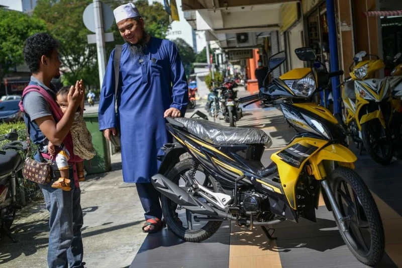 抱1歲寶寶一起送外賣　年輕父親帶娃送餐引關注