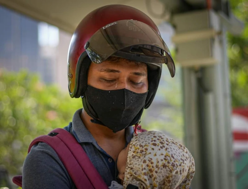 抱1歲寶寶一起送外賣　年輕父親帶娃送餐引關注