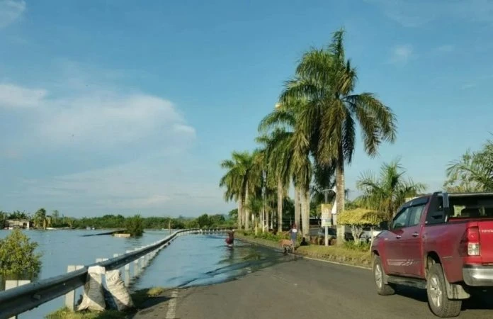 天文罕象肇海水高漲？ 拿篤低洼路淪鹹水車道